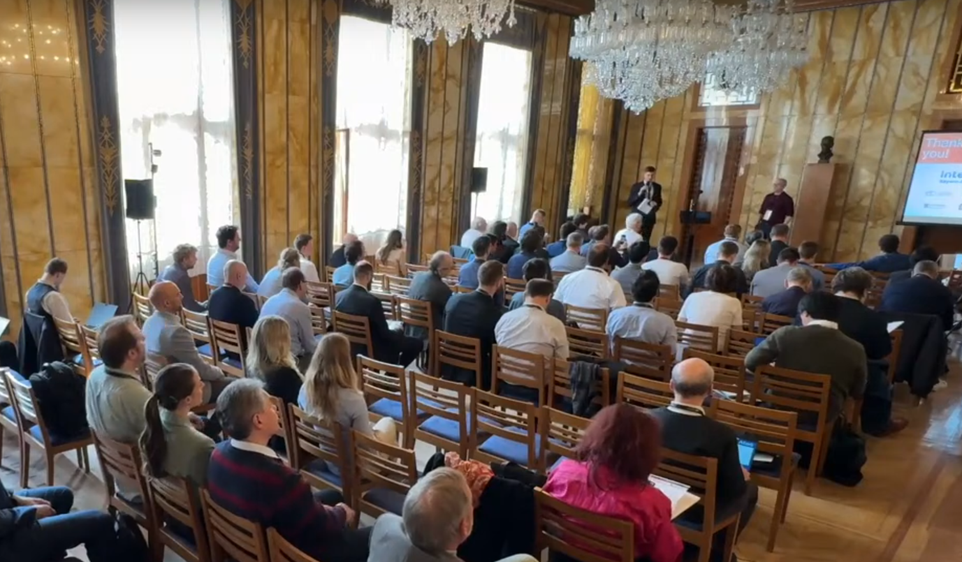 Firmenvertreter, Forscher und Öffentlichkeit beim RobotCT - Forum